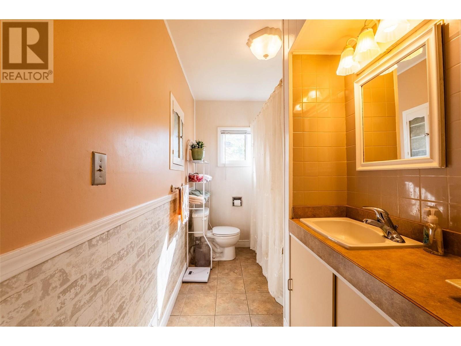 324 Houston Street, Nelson, British Columbia  V1L 5H4 - Photo 37 - 10350053