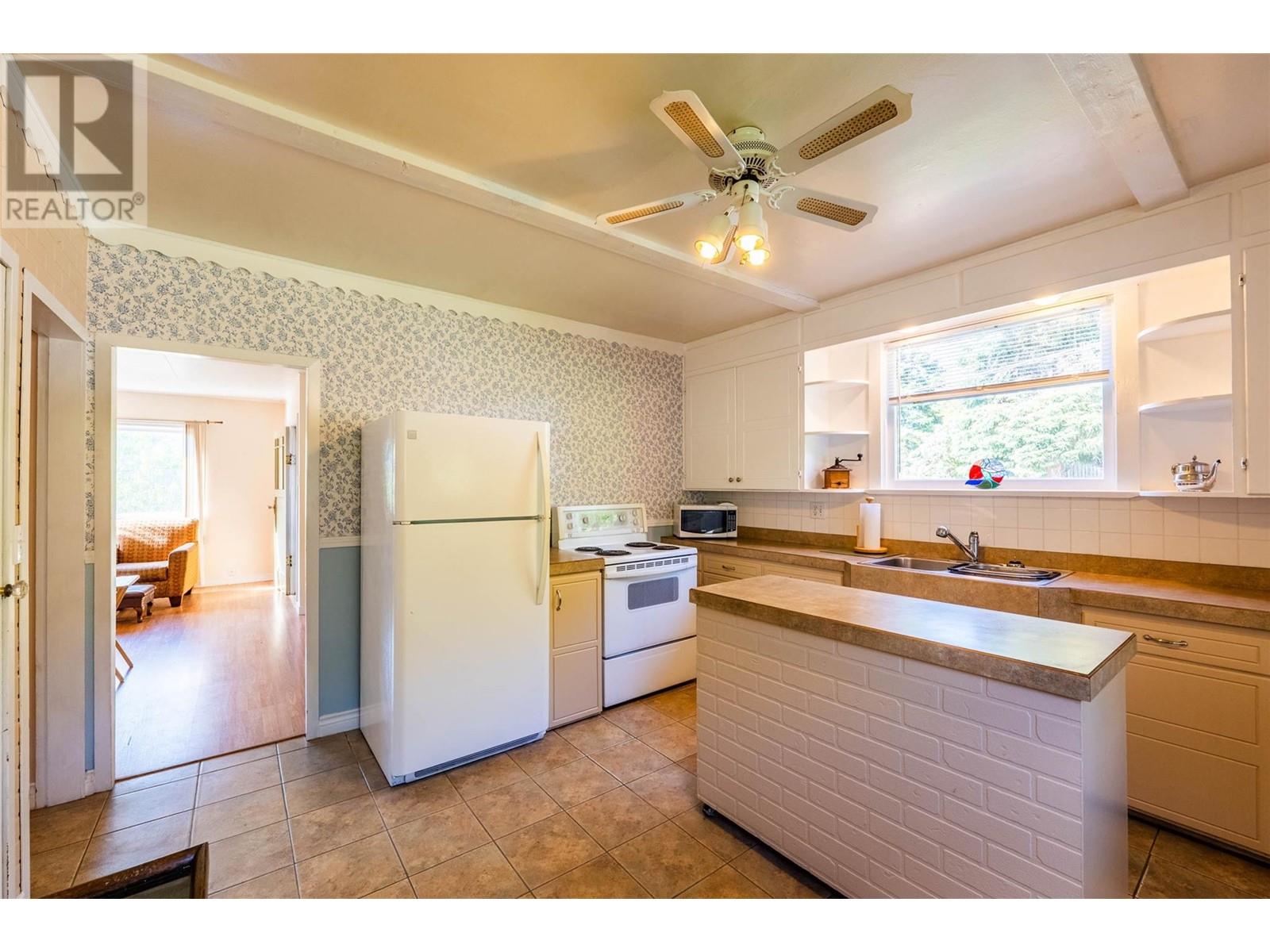 324 Houston Street, Nelson, British Columbia  V1L 5H4 - Photo 5 - 10350053