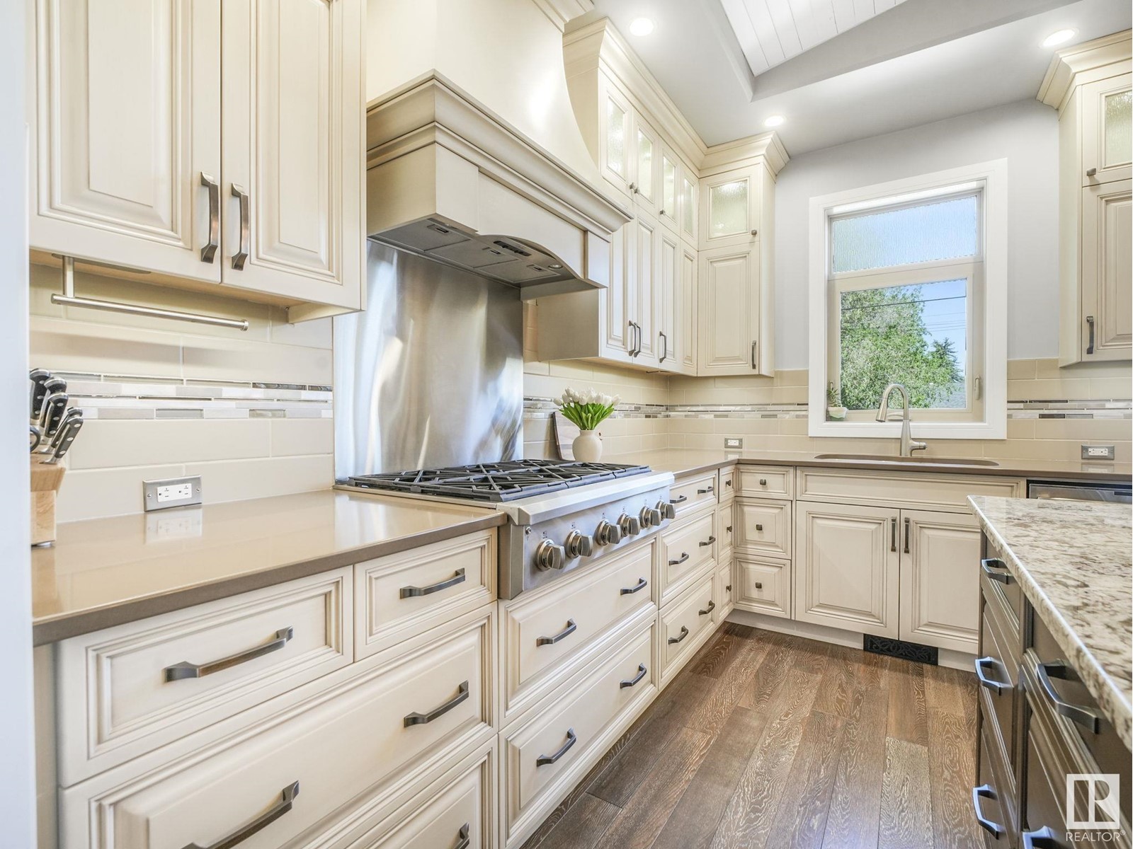 Property at 10819 54 ST NW image 3