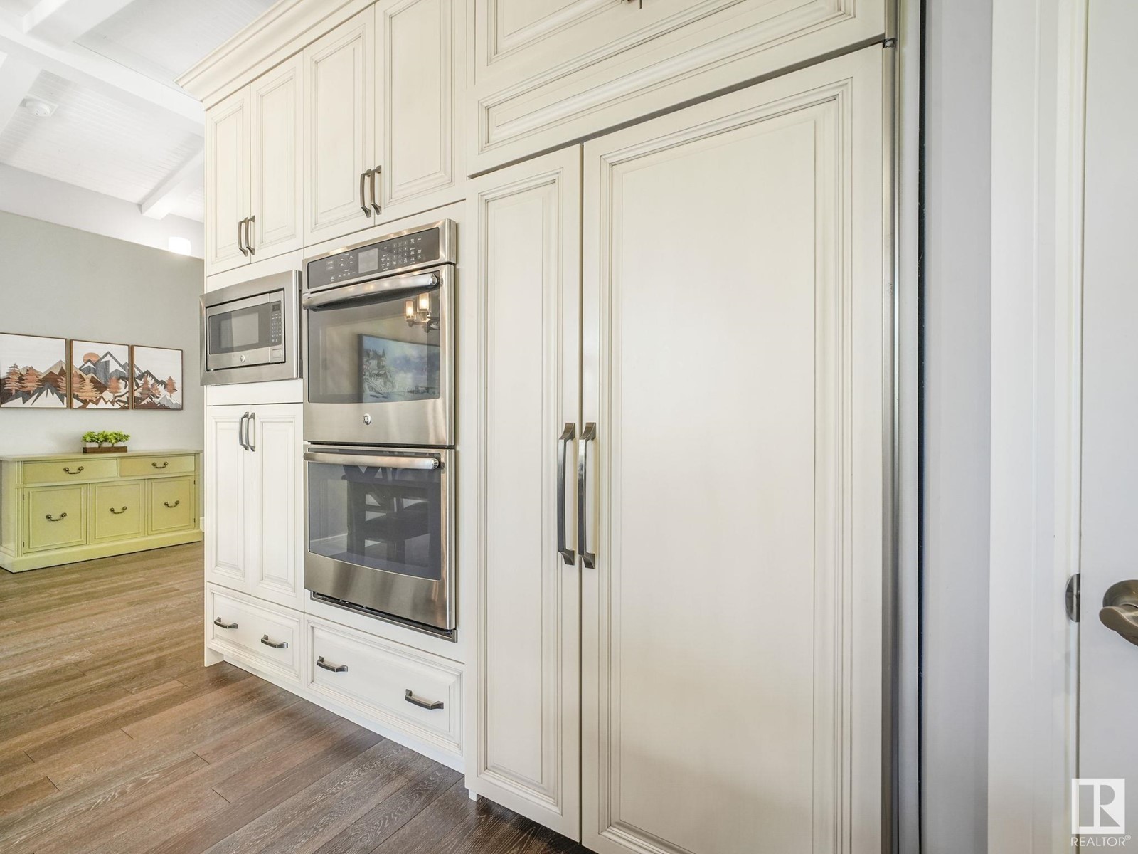 Property at 10819 54 ST NW image 1