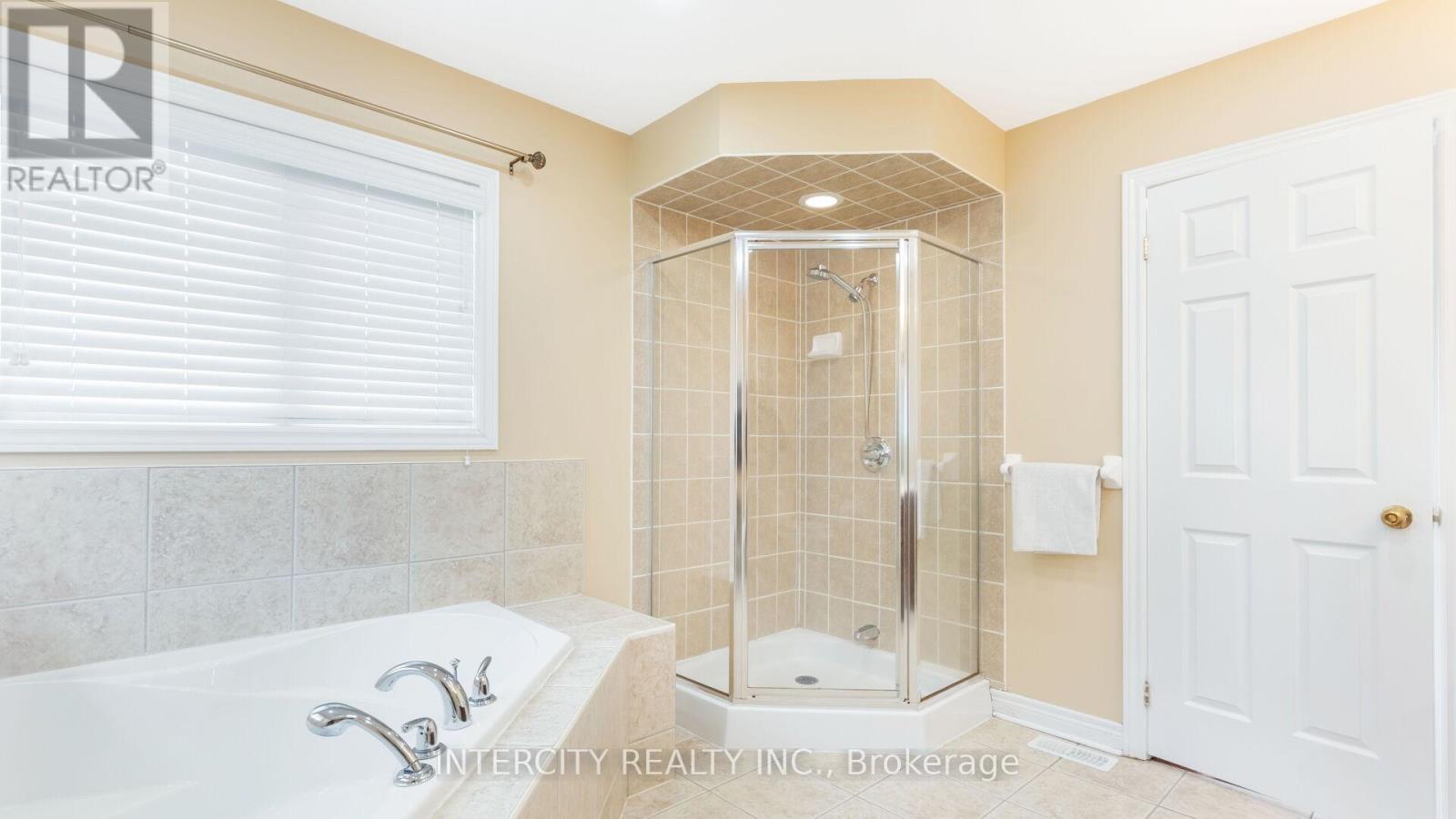 16 Venice Gate Drive, Vaughan, Ontario  L4H 0E7 - Photo 26 - N12186557