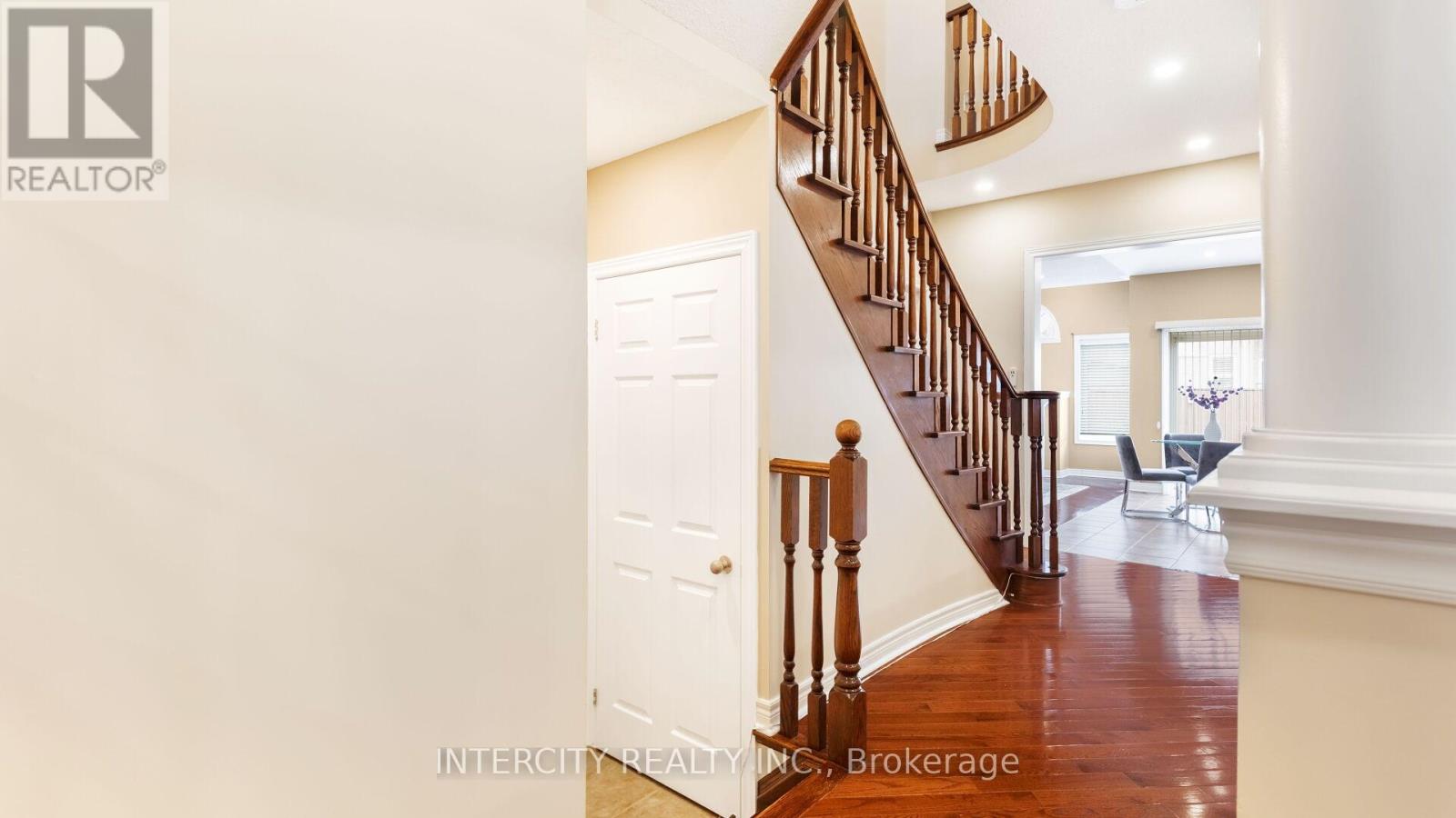 16 Venice Gate Drive, Vaughan, Ontario  L4H 0E7 - Photo 13 - N12186557