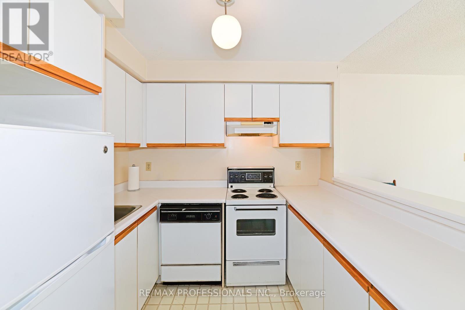 528 - 2261 Lakeshore Boulevard W, Toronto, Ontario  M8V 3X1 - Photo 8 - W12186627