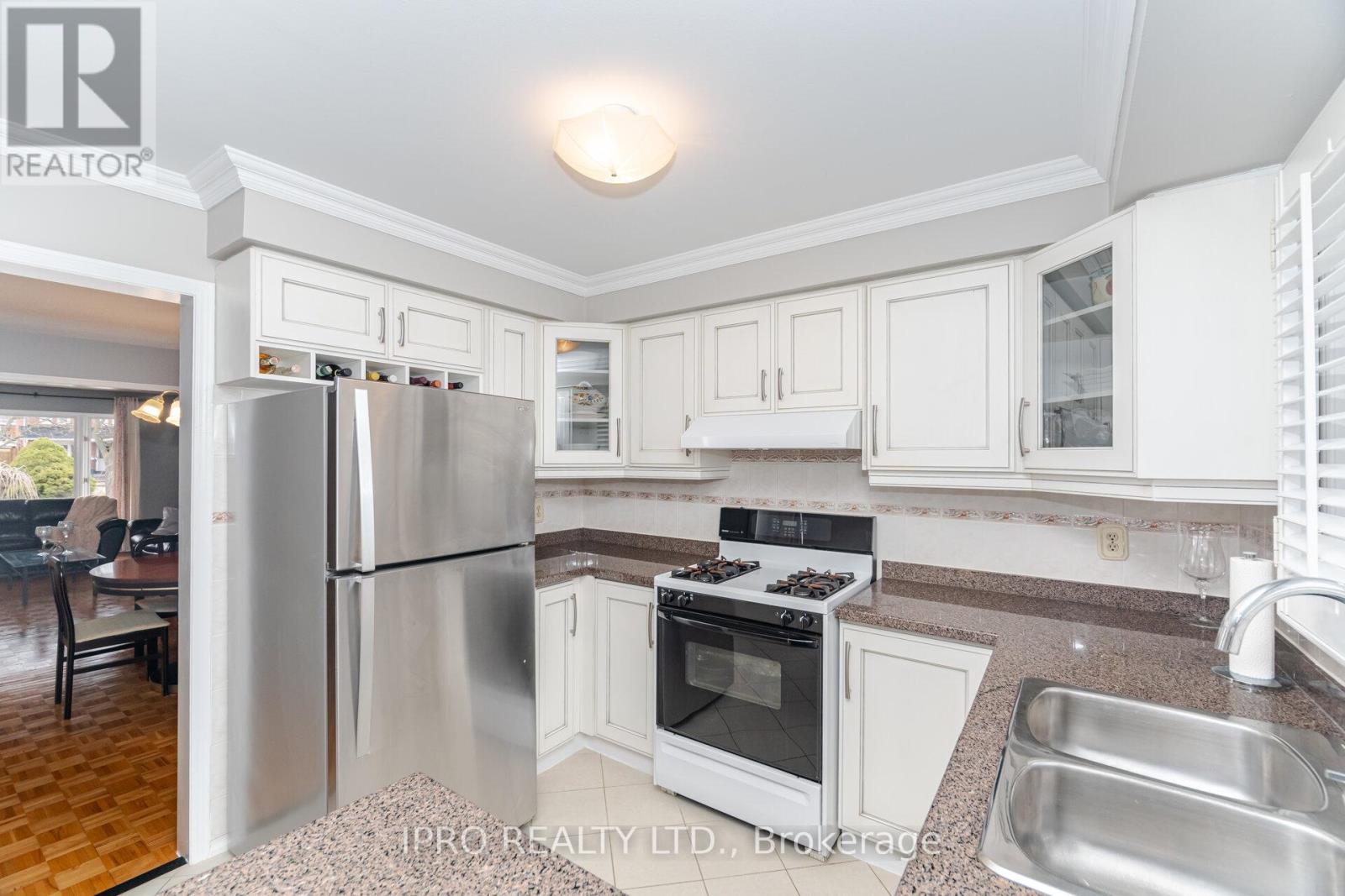 97 Major Wm. Sharpe Drive, Brampton (Northwood Park), Ontario  L6X 3V1 - Photo 8 - W12186664