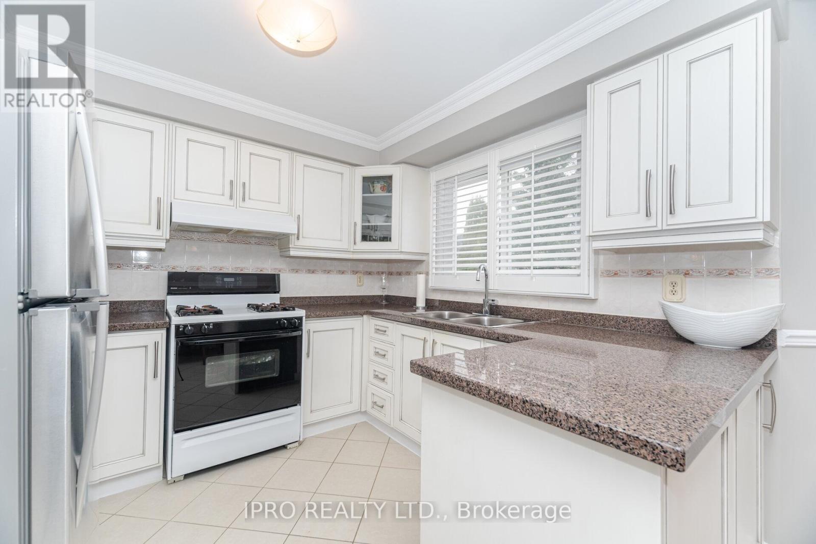 97 Major Wm. Sharpe Drive, Brampton (Northwood Park), Ontario  L6X 3V1 - Photo 9 - W12186664