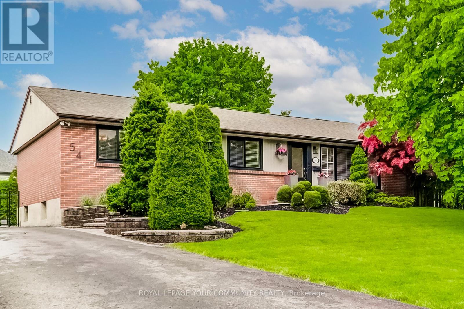 54 MONTGOMERY AVENUE, Whitby, Ontario