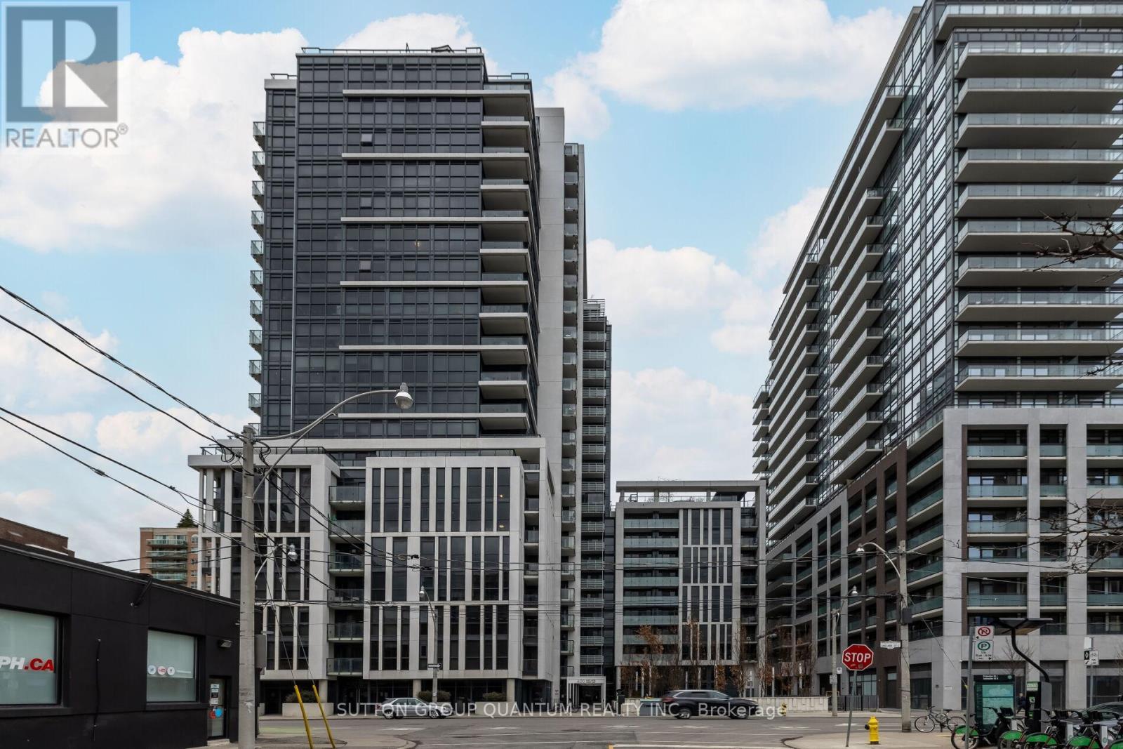 <div class="slider-price">$1,899,999</div><p>Lph03 - 400 Adelaide Street E, Toronto, Ontario</p>
