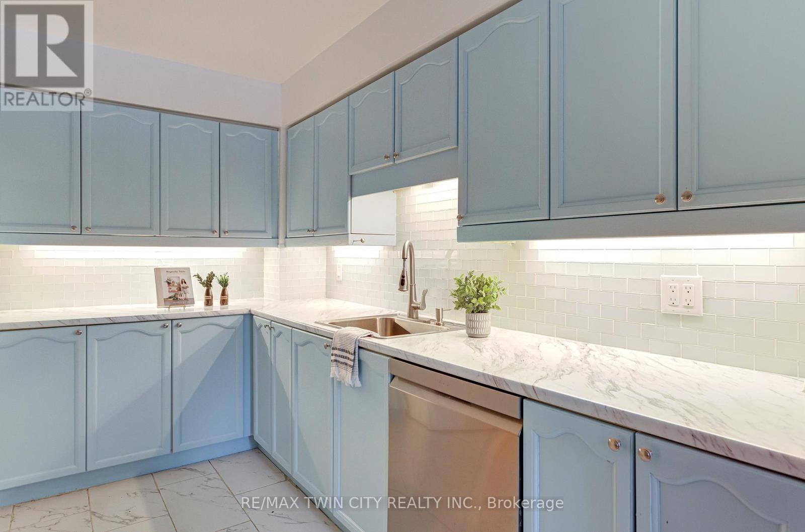 4 - 523 Beechwood Drive, Waterloo, Ontario  N2T 2G7 - Photo 9 - X12060069