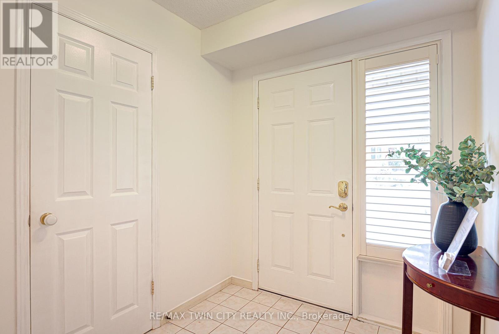4 - 523 Beechwood Drive, Waterloo, Ontario  N2T 2G7 - Photo 5 - X12060069