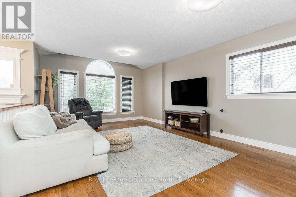 158 Fernbrook Drive, Wasaga Beach, Ontario  L9Z 1G9 - Photo 4 - S12186764