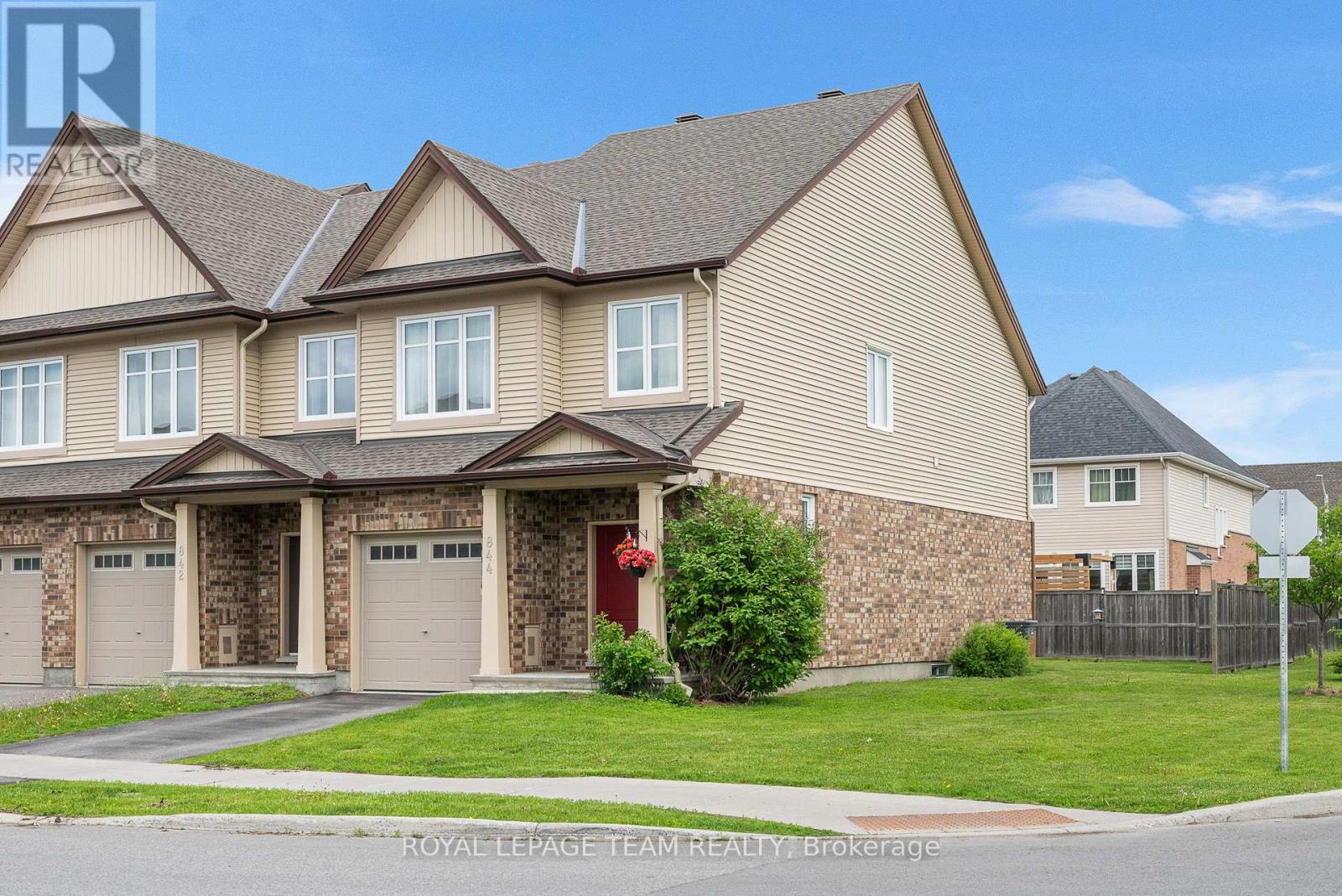 844 Cedar Creek Drive, Ottawa, Ontario  K1T 0B3 - Photo 2 - X12186776