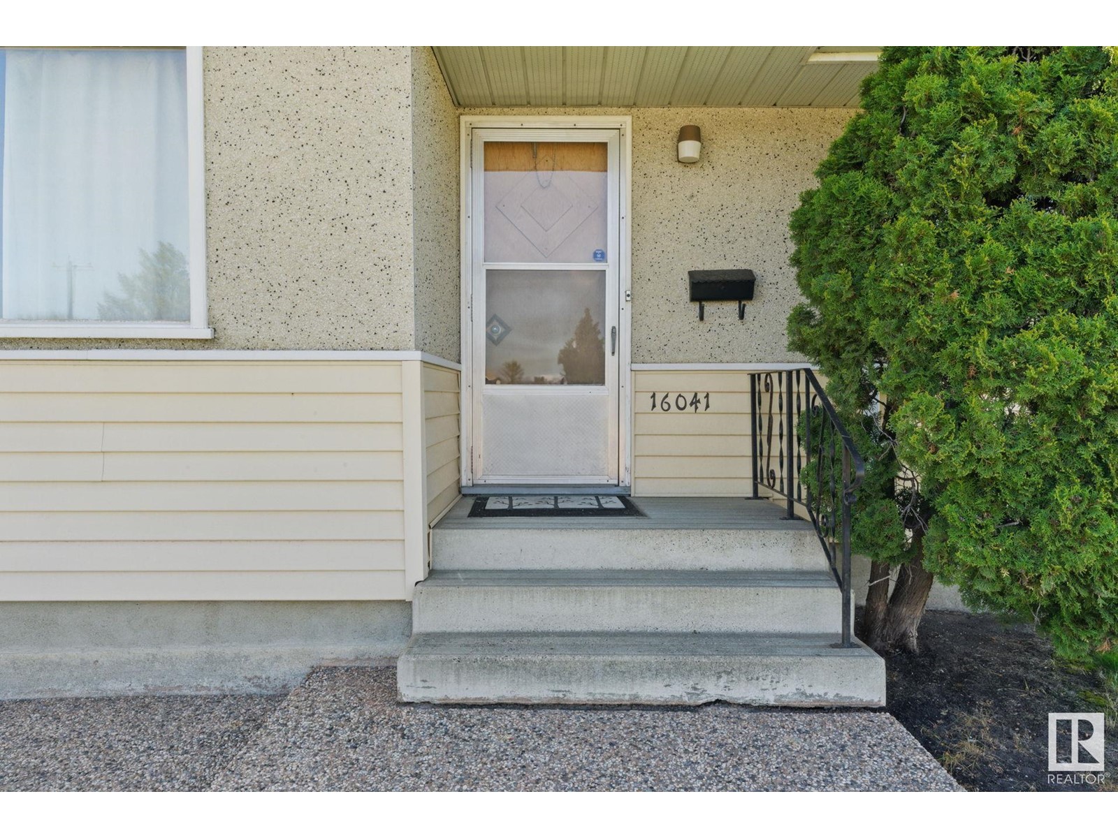 Property at 16041 95 AV NW image 3