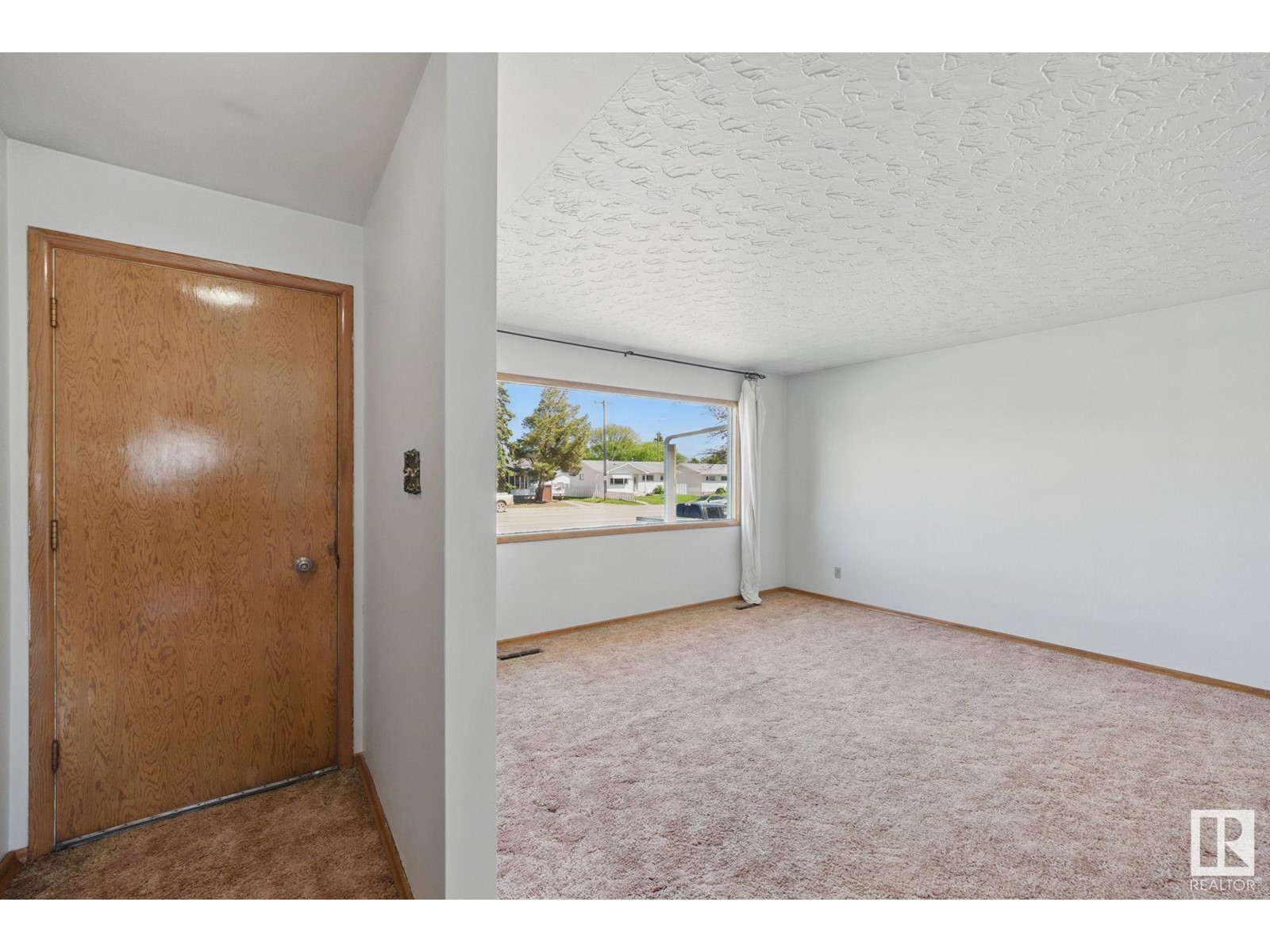 Property at 16041 95 AV NW image 4