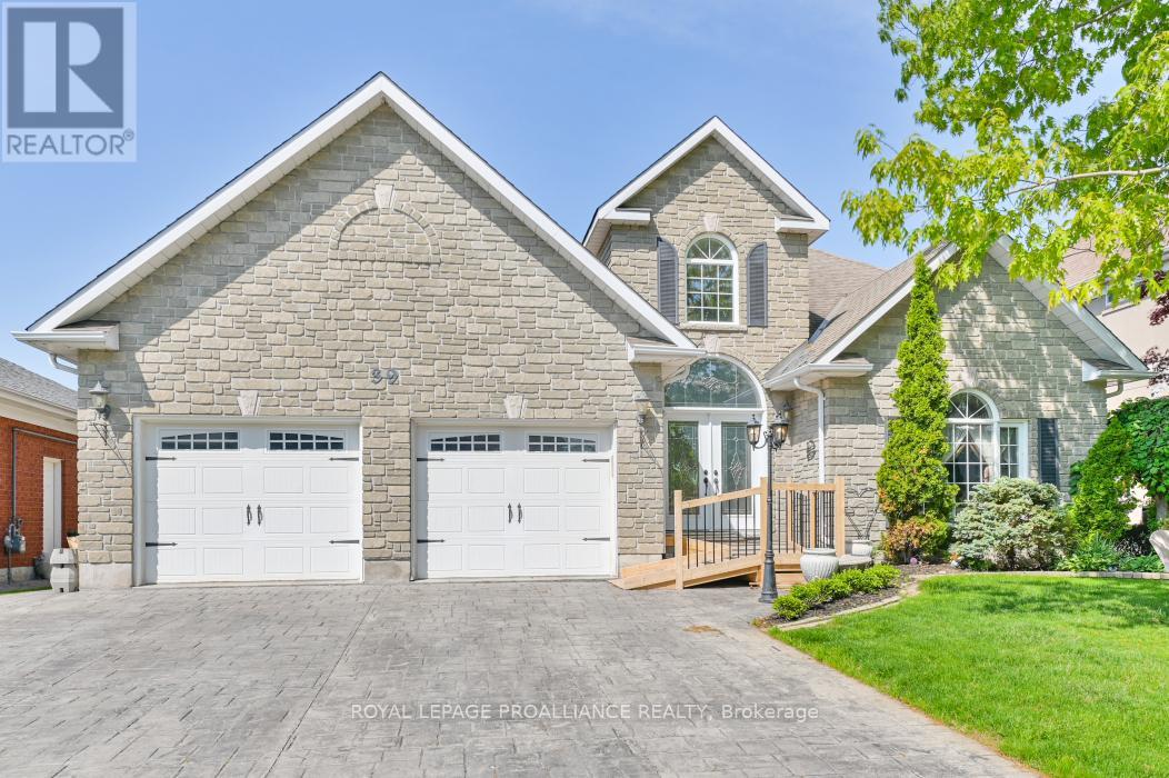 39 Grosvenor Drive, Belleville, Ontario K8P 5K3 - Photo 2 - X12096929