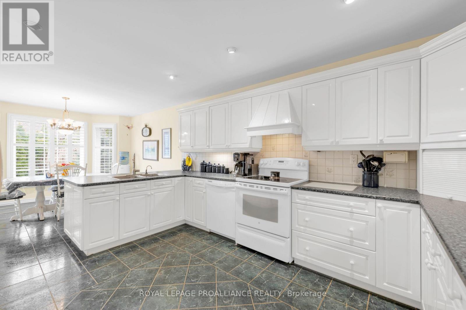 39 Grosvenor Drive, Belleville (Belleville Ward), Ontario  K8P 5K3 - Photo 14 - X12096929