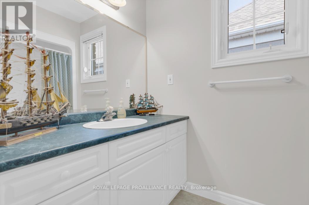 39 Grosvenor Drive, Belleville (Belleville Ward), Ontario  K8P 5K3 - Photo 32 - X12096929