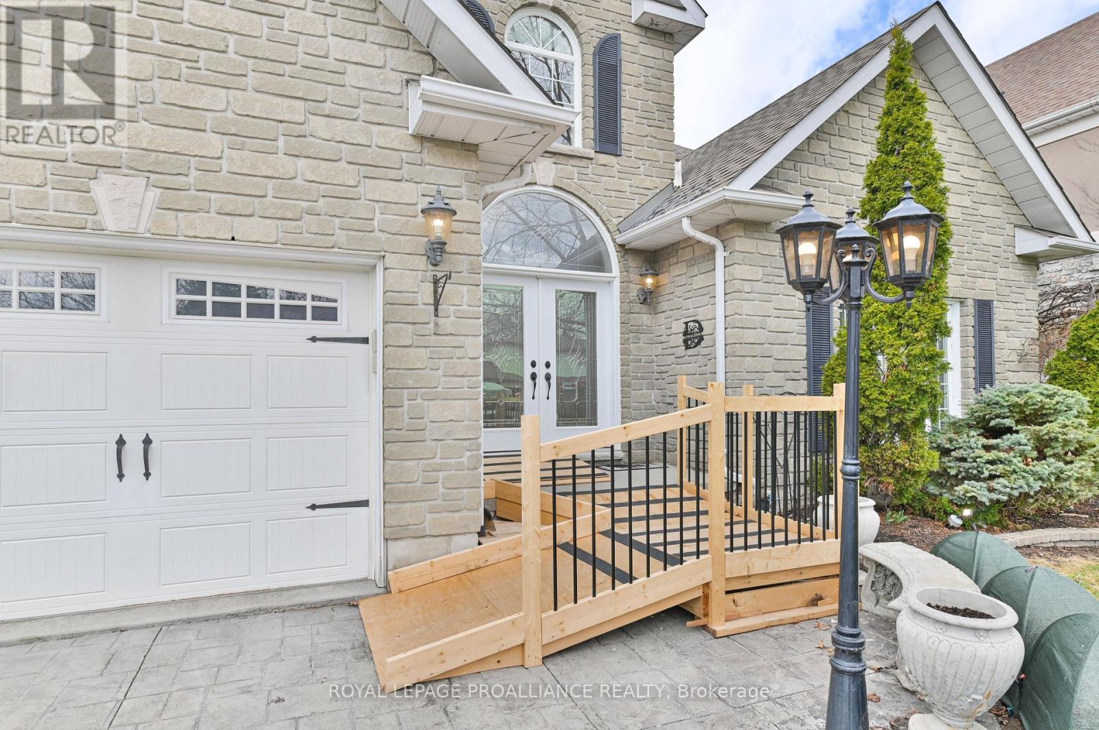 39 Grosvenor Drive, Belleville, Ontario K8P 5K3 - Photo 5 - X12096929