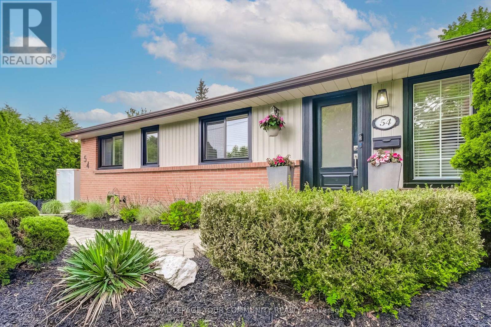 54 Montgomery Avenue, Whitby, Ontario  L1M 1B1 - Photo 3 - E12184485