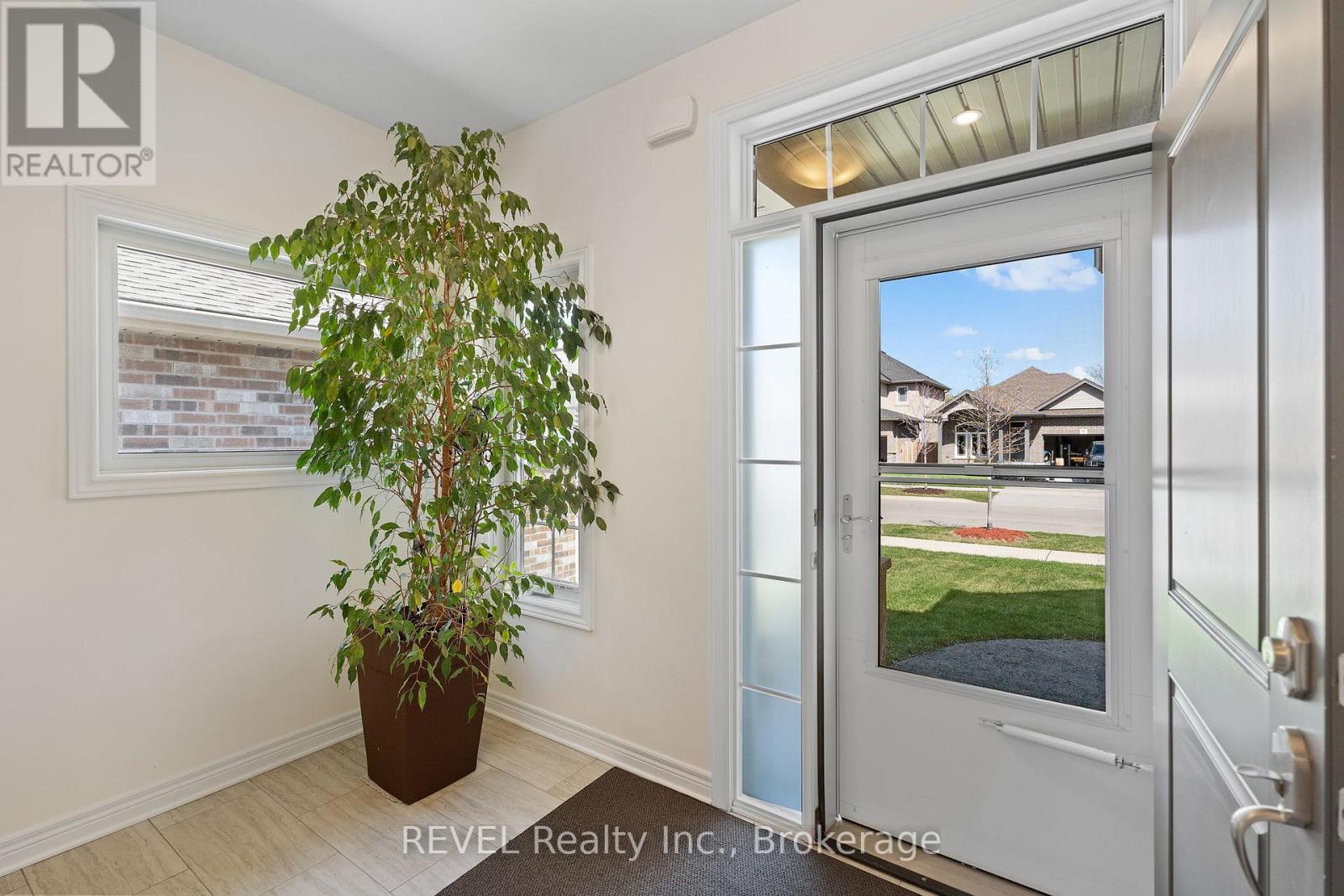 11 Berkshire Drive, St. Catharines, Ontario  L2M 0C2 - Photo 4 - X12186829