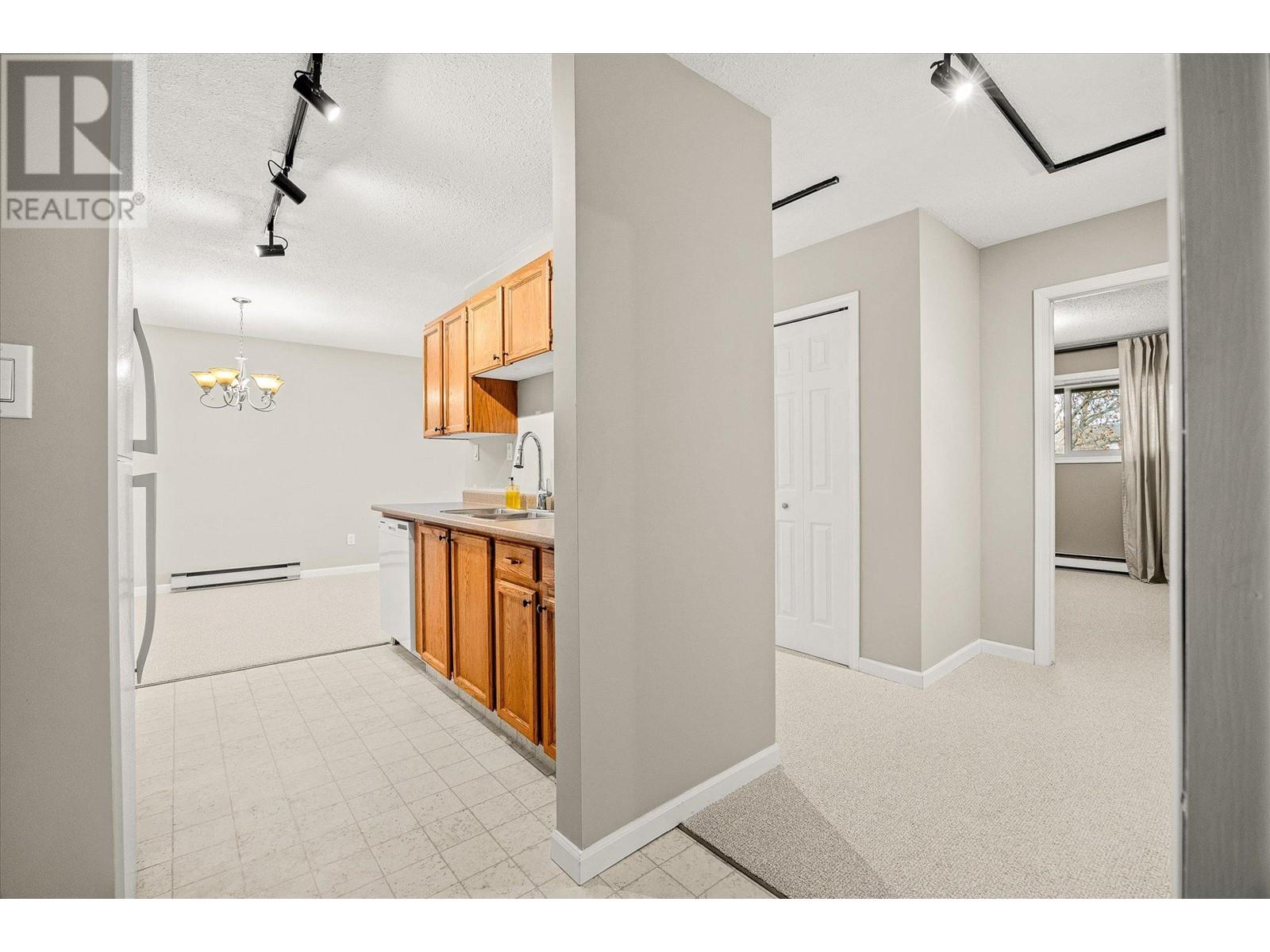 200 Gerstmar Road Unit# 10, Kelowna, British Columbia  V1X 4A7 - Photo 3 - 10347022
