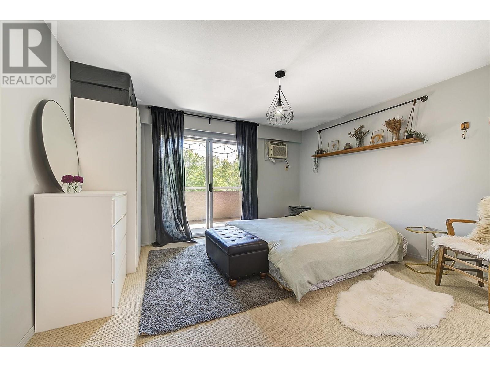 3842 Gordon Drive Unit# 313, Kelowna, BC V1W3G5