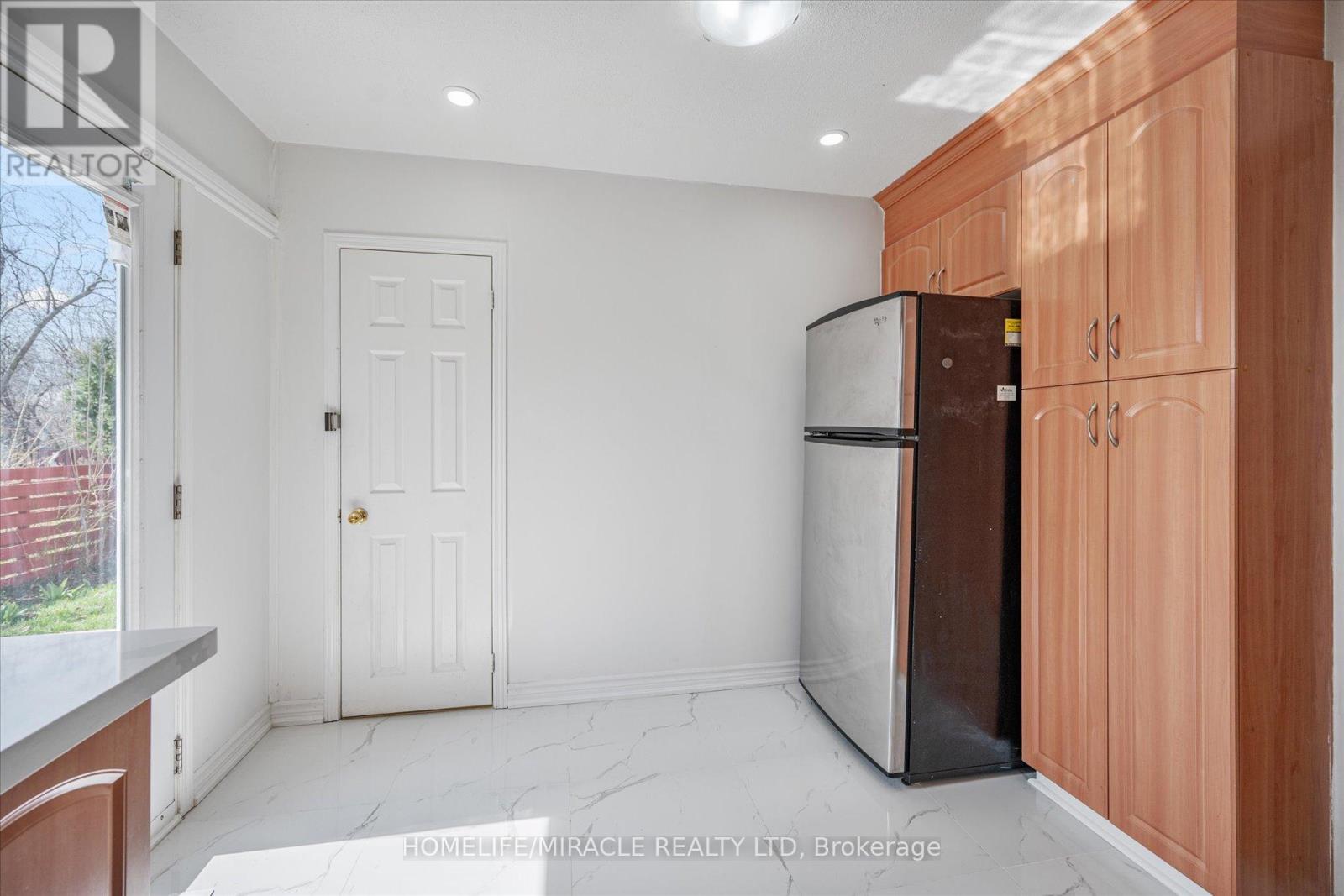 77 Juniper Crescent, Brampton, Ontario  L6S 1J9 - Photo 13 - W12186822