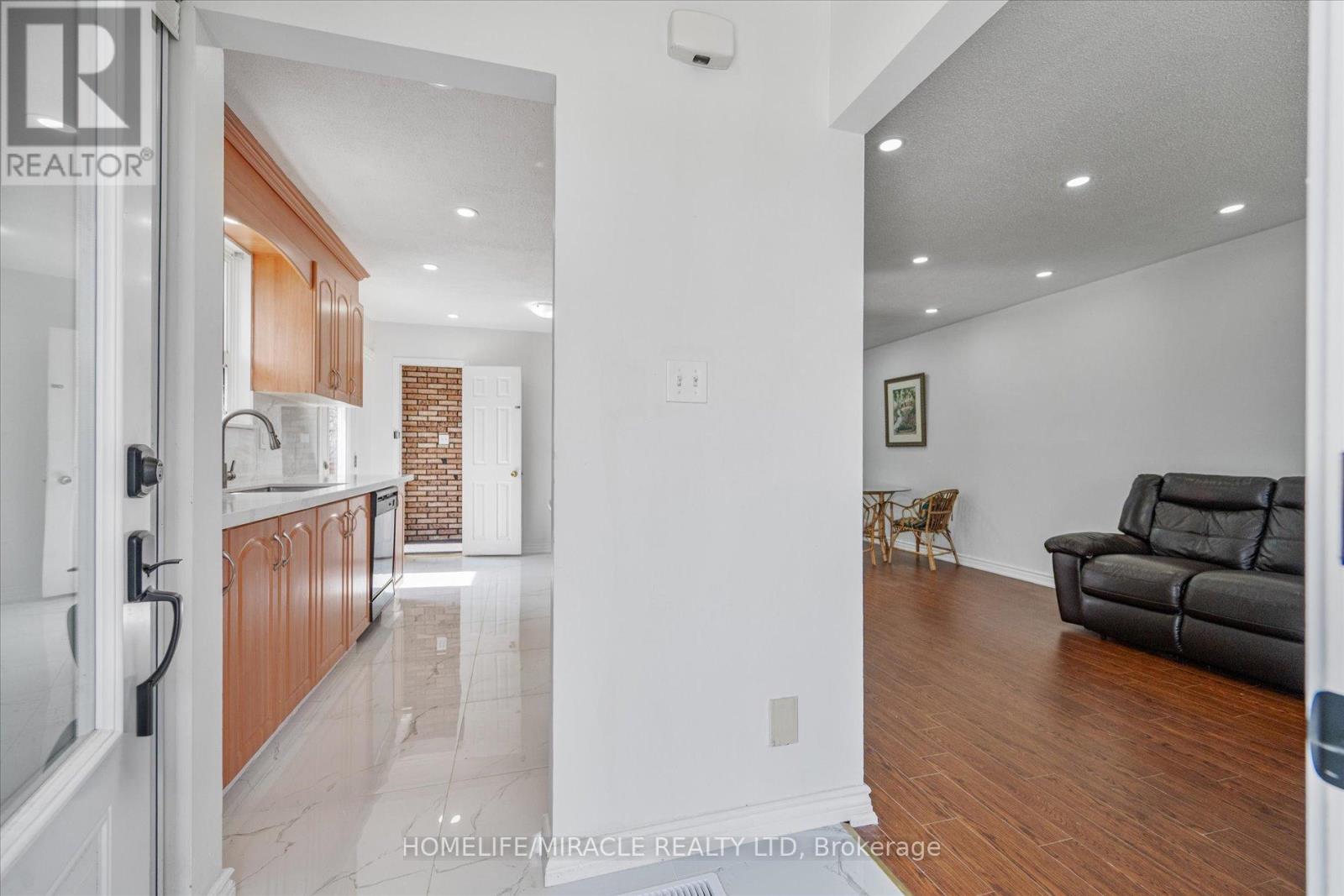 77 Juniper Crescent, Brampton, Ontario  L6S 1J9 - Photo 6 - W12186822