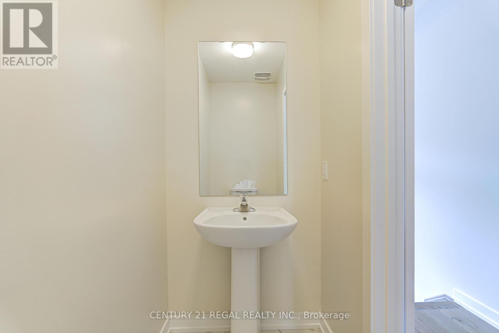 1186 Dartmouth Crescent, Oakville, Ontario  L6H 8C3 - Photo 3 - W12186869