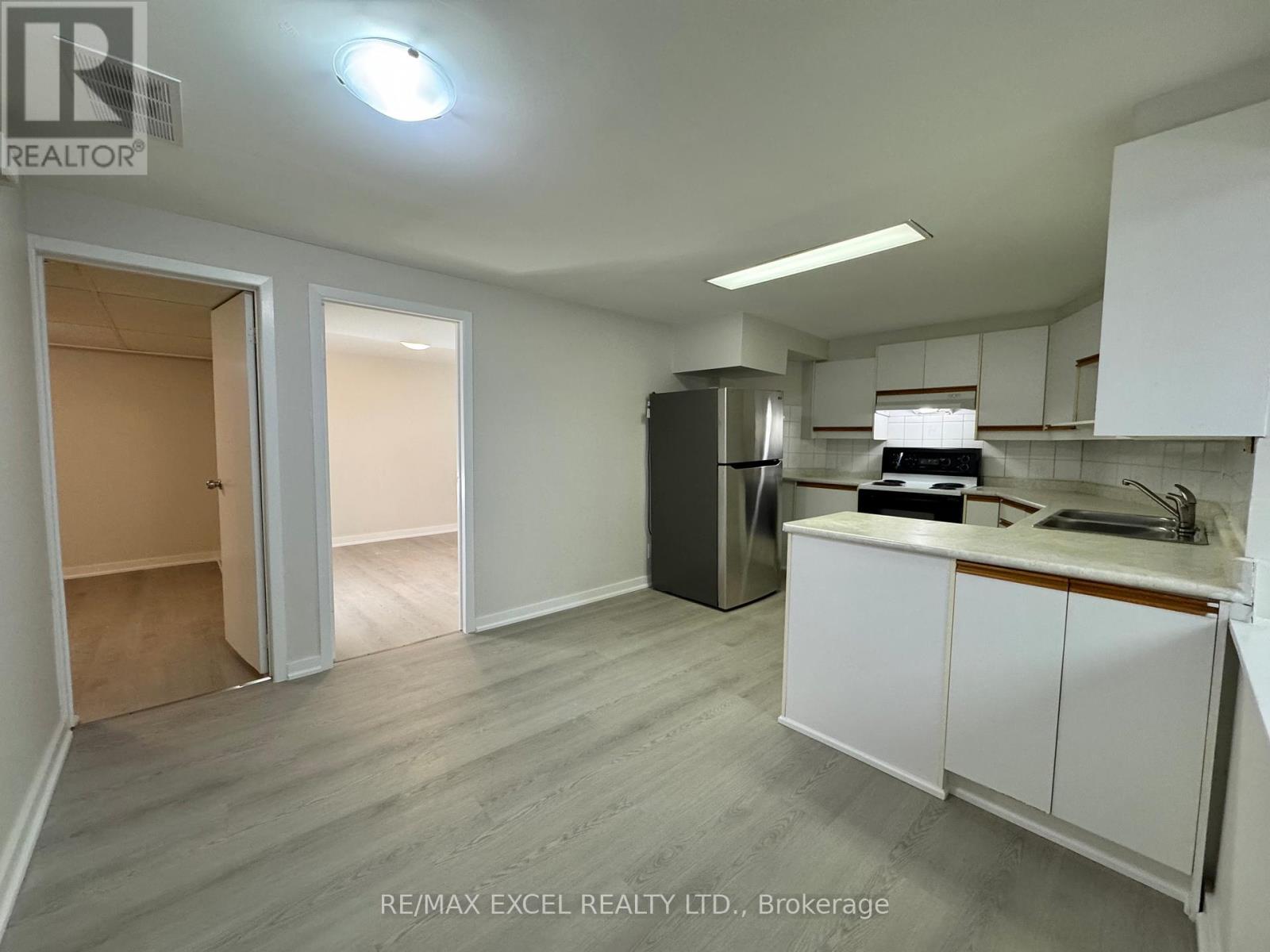 30 Larratt Lane, Richmond Hill, Ontario  L4C 9H6 - Photo 5 - N12122279