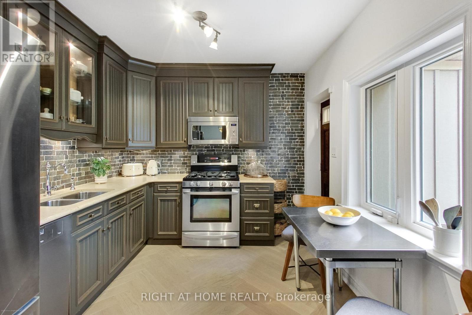 69 Lilac Avenue, Toronto (Humberlea-Pelmo Park), Ontario  M9M 1G4 - Photo 8 - W12186912