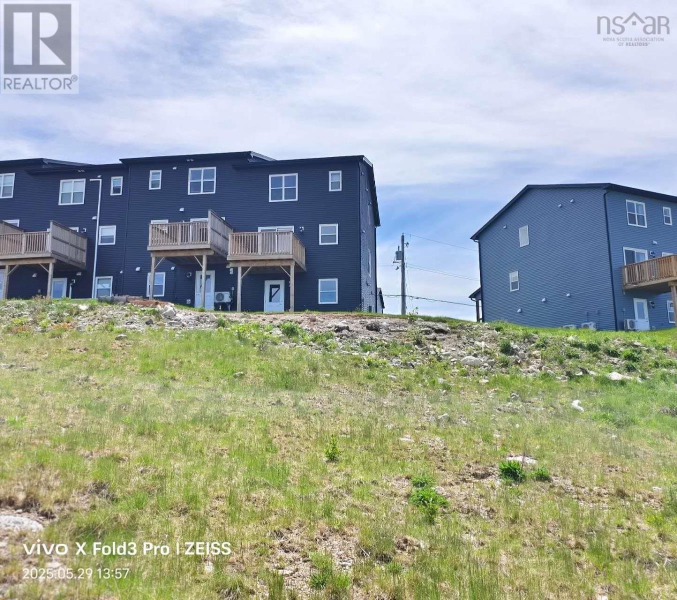 Property at 33 Flatrock Crescent image 4
