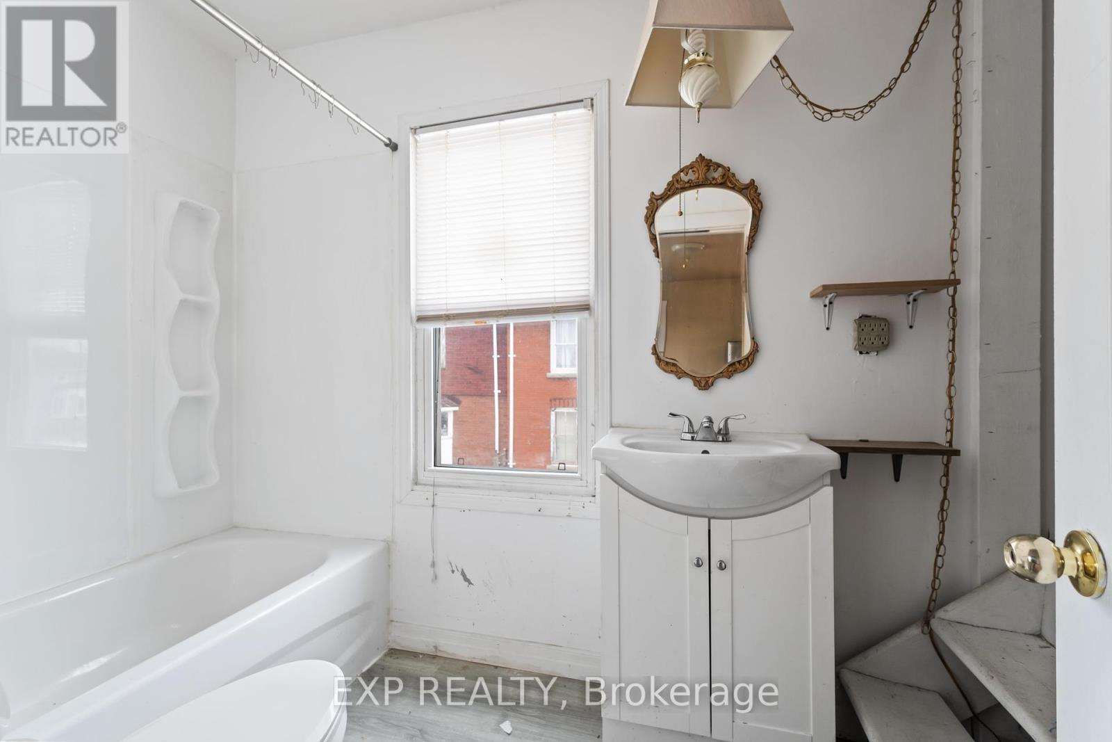 3937 Main Street, Niagara Falls (Chippawa), Ontario  L2G 6B7 - Photo 11 - X12186936