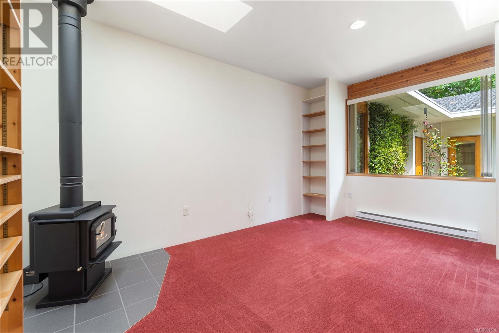 Property at 998 Bluebird Pl image 3