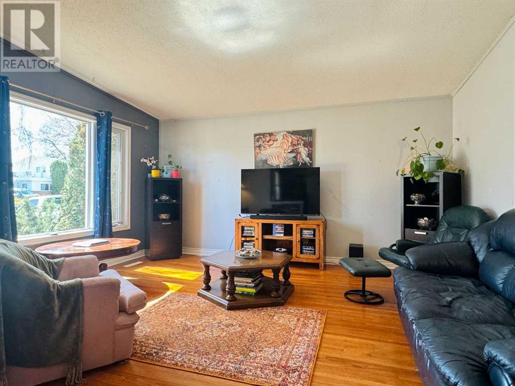 Property at 1519 16 Avenue S image 3