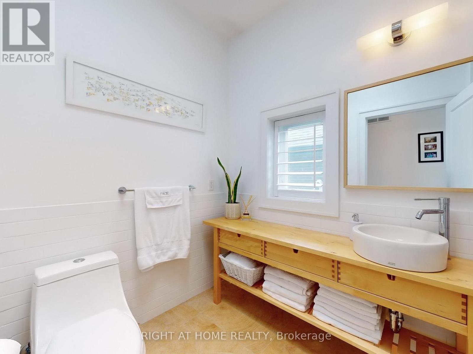 77 Leroy Avenue, Toronto, Ontario  M4J 4G9 - Photo 17 - E12186432