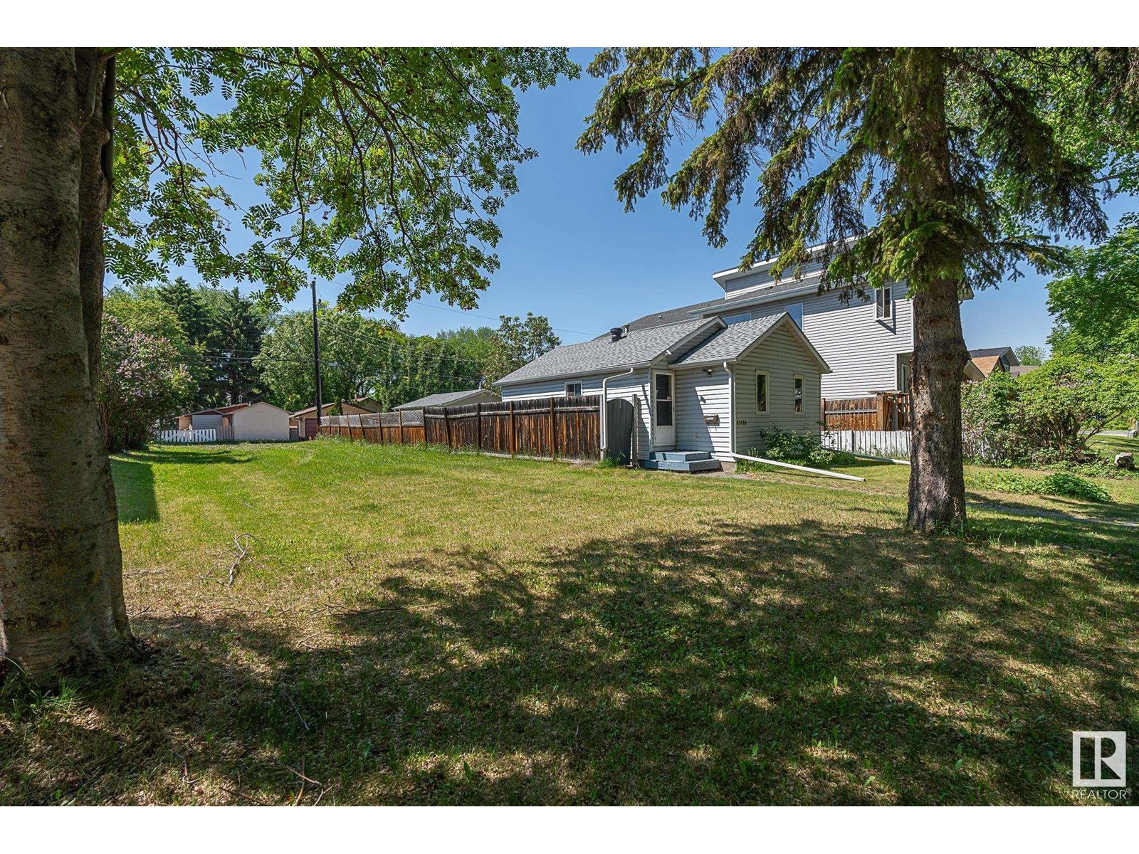 Property at 12018 62 ST NW image 3