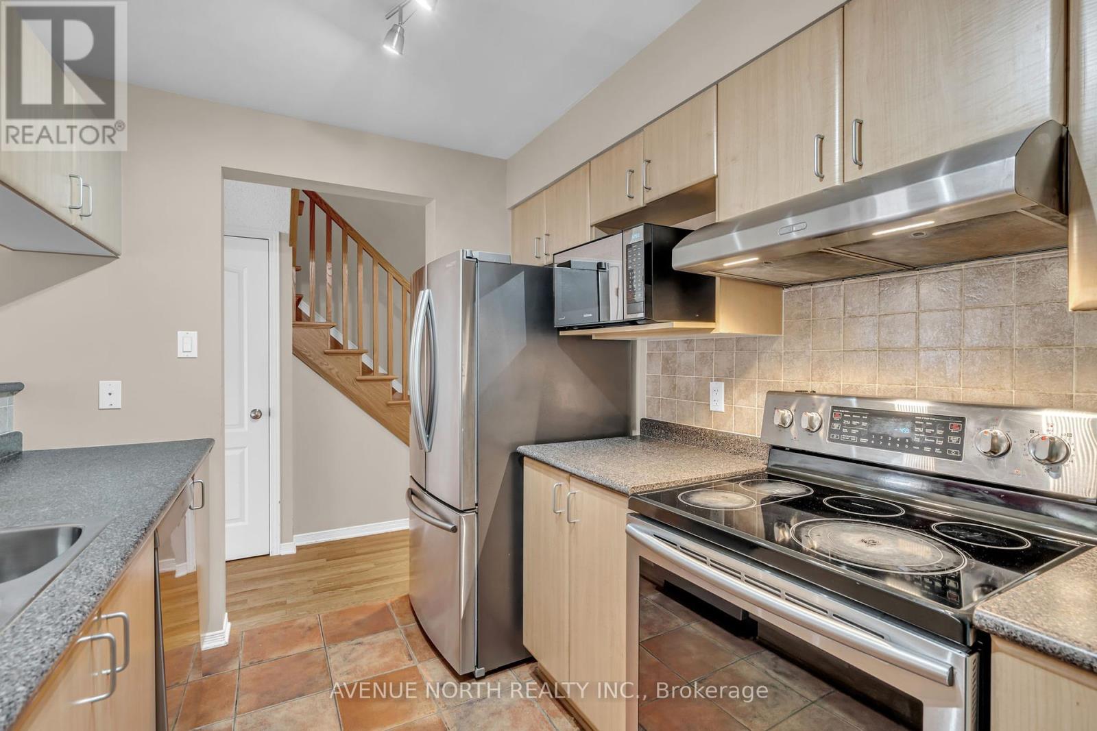 352 Freedom Private, Ottawa, Ontario  K1G 6W4 - Photo 9 - X12187079