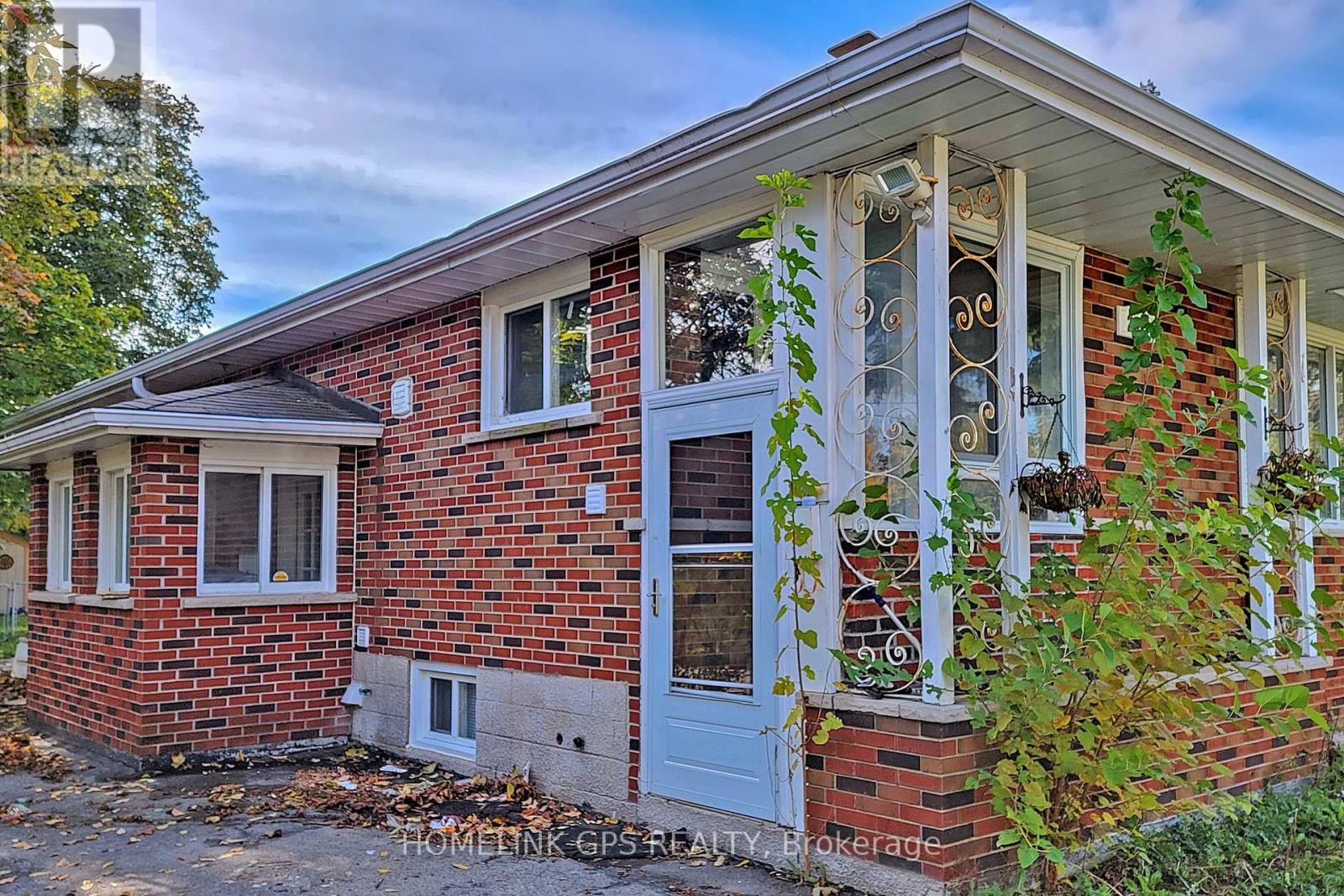 Property at 267 ELGIN MILLS ROAD W image 3