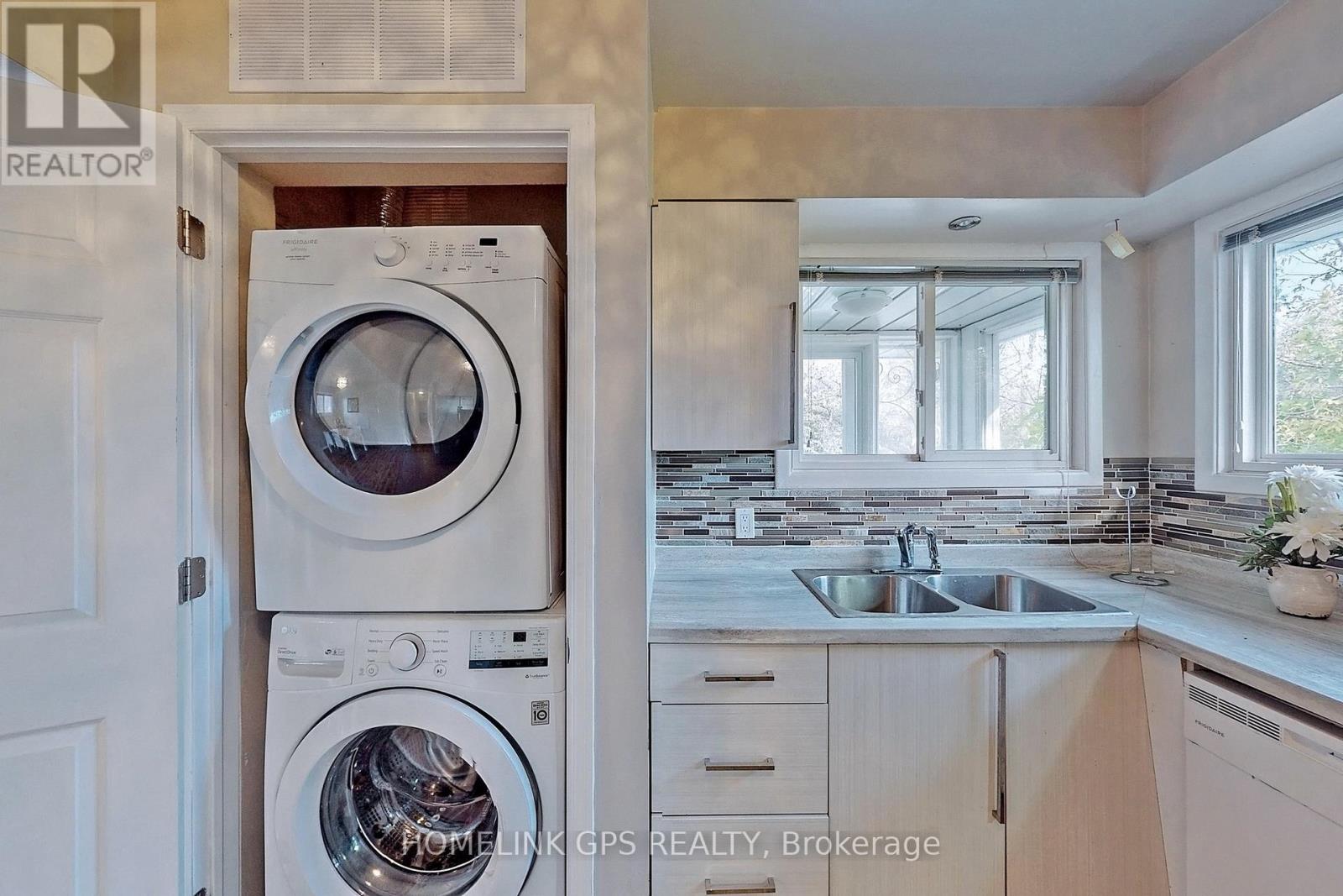 Property at 267 ELGIN MILLS ROAD W image 5