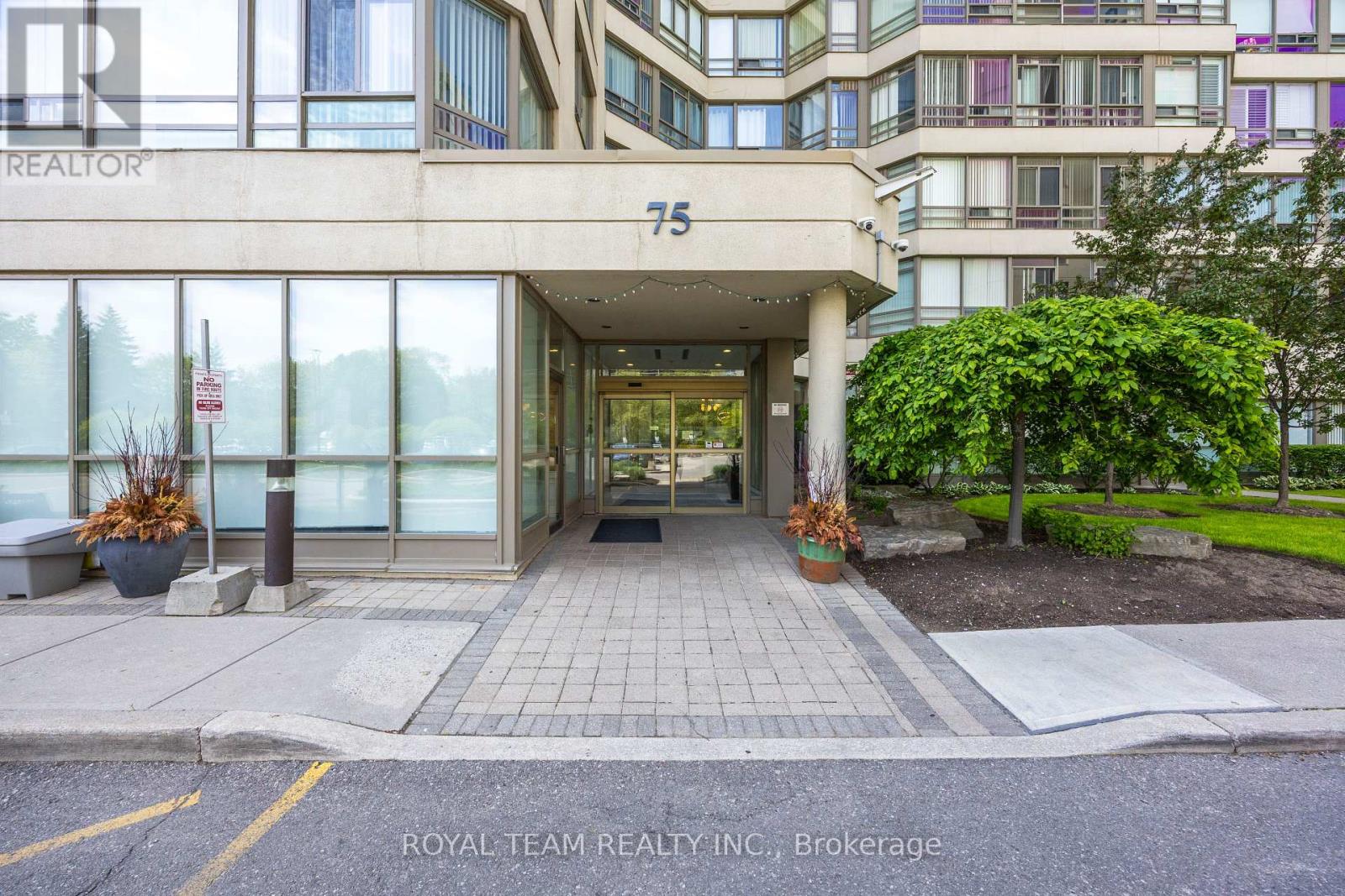 1403 - 75 King Street E, Mississauga, Ontario  L5A 4G5 - Photo 2 - W12187088