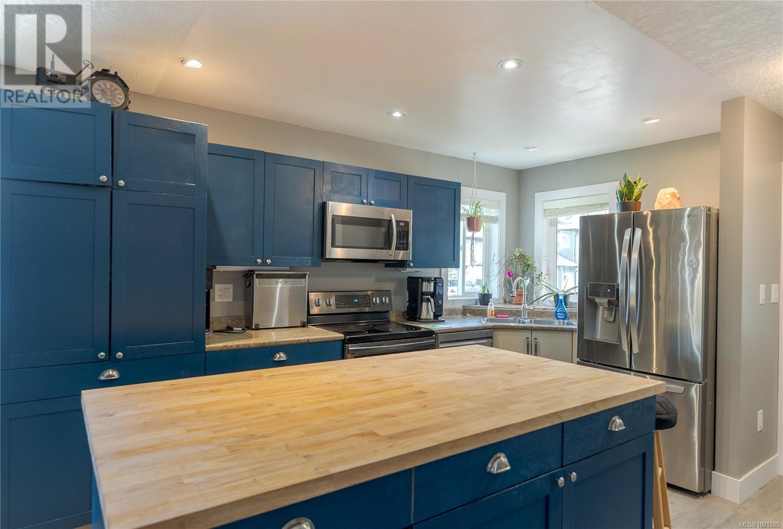 Property at 1032 Skylar Cir image 3