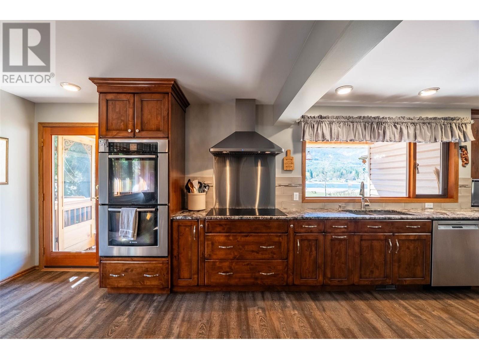 6158 REDFISH Road, Nelson, BC V1L6M9