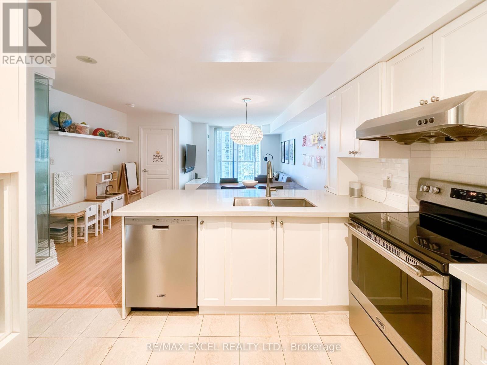 1705 - 801 Bay Street S, Toronto, Ontario  M5S 1Y9 - Photo 7 - C12186019