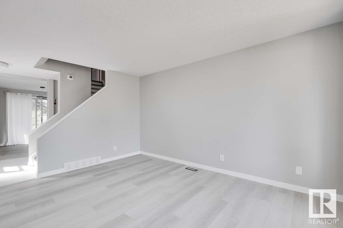Property at 5 WELLINGTON CR image 4