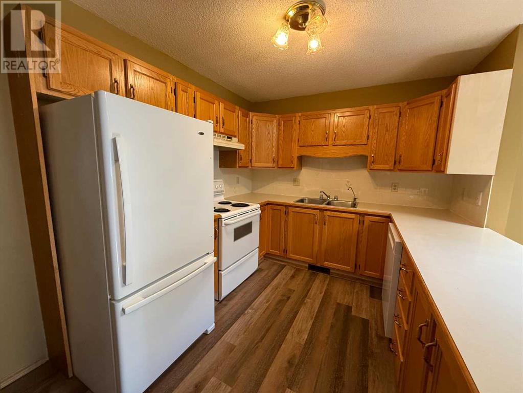 5844 45 Avenue, Lacombe, Alberta  T4J 1T8 - Photo 2 - A2225796