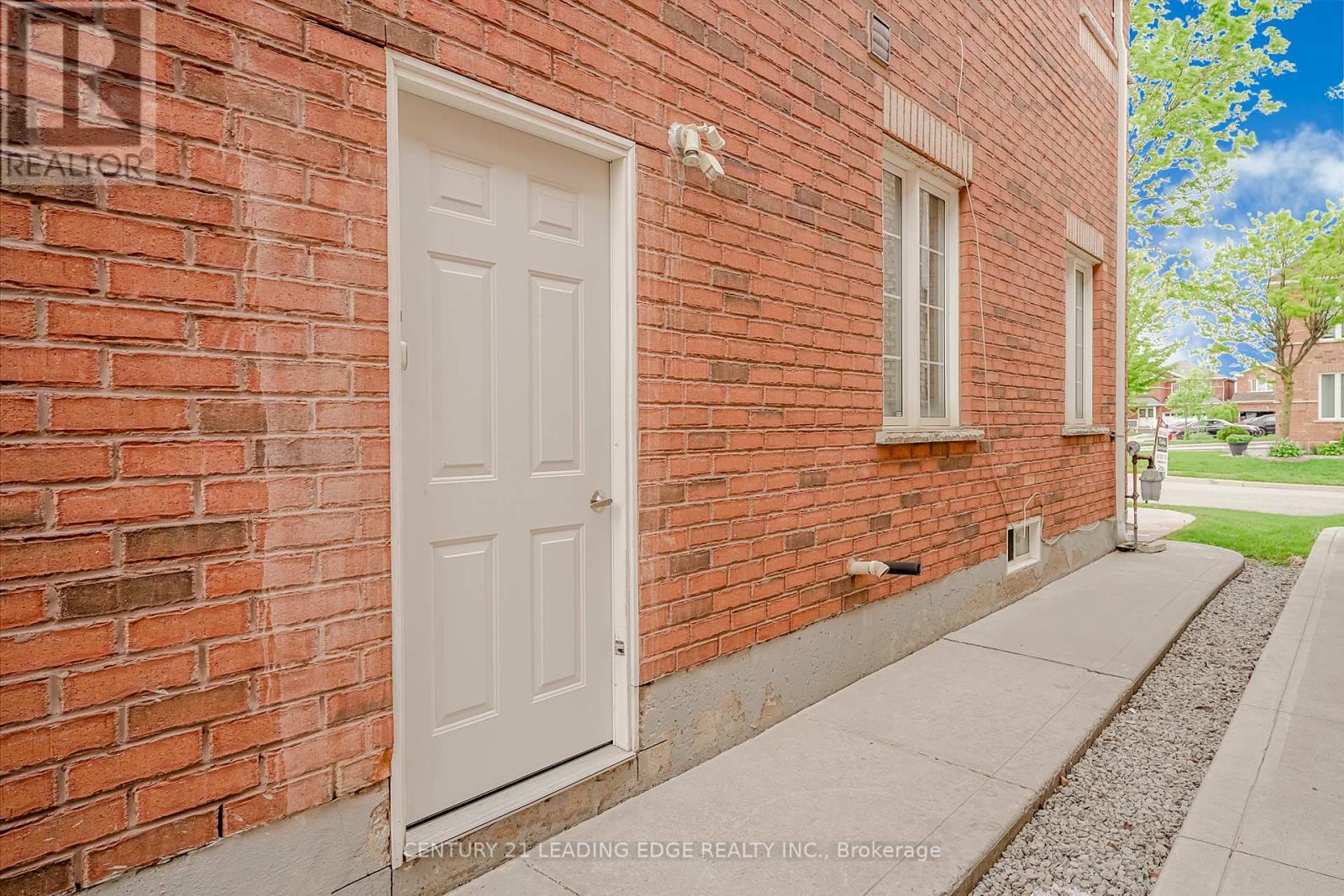 14 Galveston Crescent, Brampton, Ontario  L7A 3R7 - Photo 4 - W12183399