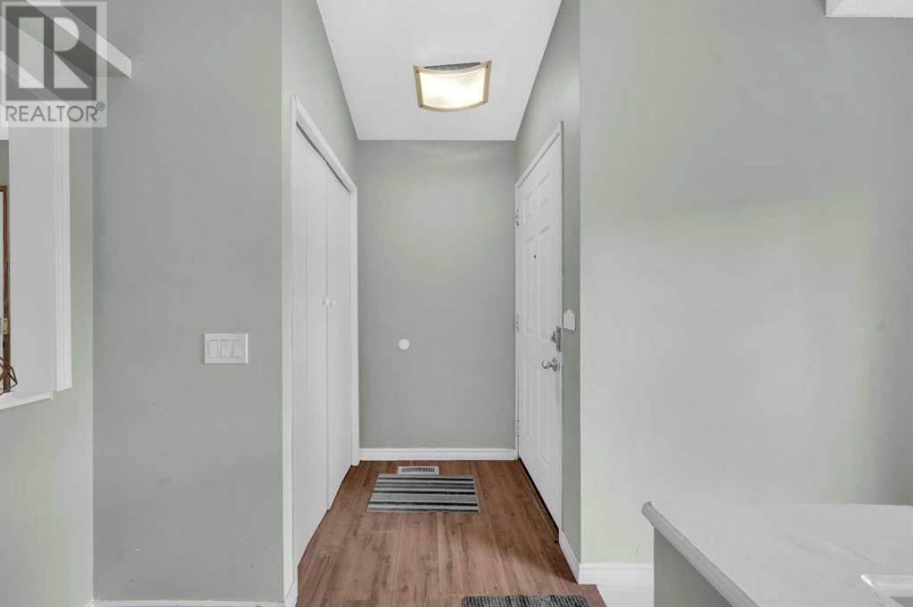 262 Martinwood Place Ne, Calgary, Alberta  T3J 3H6 - Photo 4 - A2210114