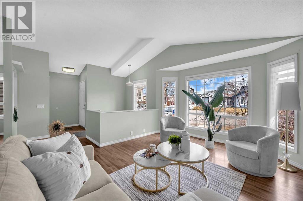 262 Martinwood Place Ne, Calgary, Alberta  T3J 3H6 - Photo 5 - A2210114