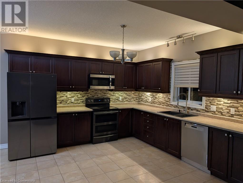 561 Thomas Slee Drive, Kitchener, Ontario  N2P 2Y7 - Photo 3 - 40705979
