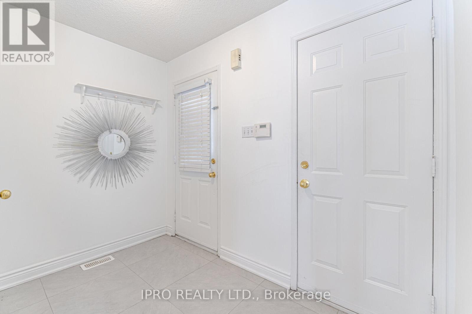 5410 Sweetgrass Gate, Mississauga (East Credit), Ontario  L5V 2N2 - Photo 2 - W12187201
